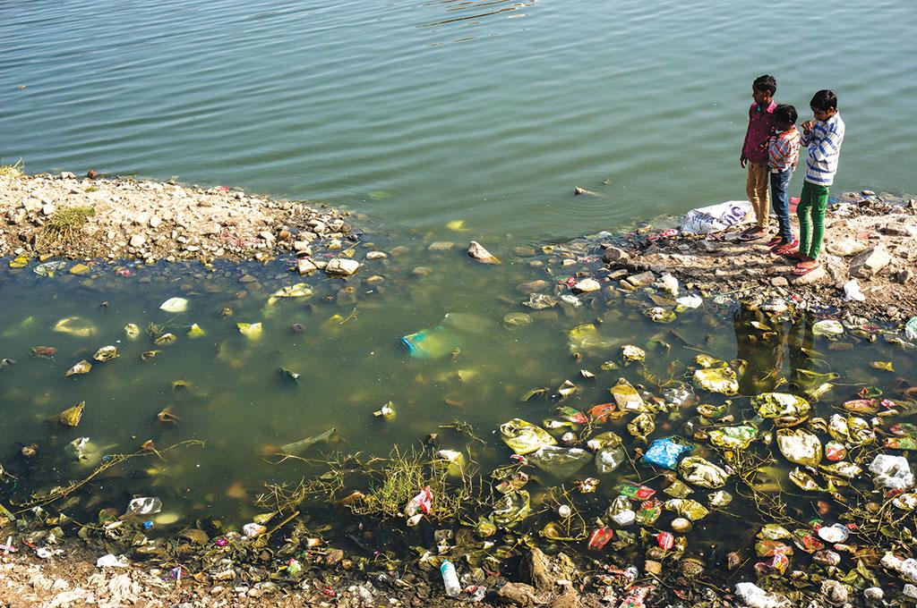 नदियों में बहाया जा रहा अशोधित अपशिष्ट जल की गुणवत्ता को बुरी तरह प्रभावित कर रहा है (फोटो: आइ स्टॉक ) नदियों में बहाया जा रहा अशोधित अपशिष्ट जल की गुणवत्ता को बुरी तरह प्रभावित कर रहा है (फोटो: आइ स्टॉक )