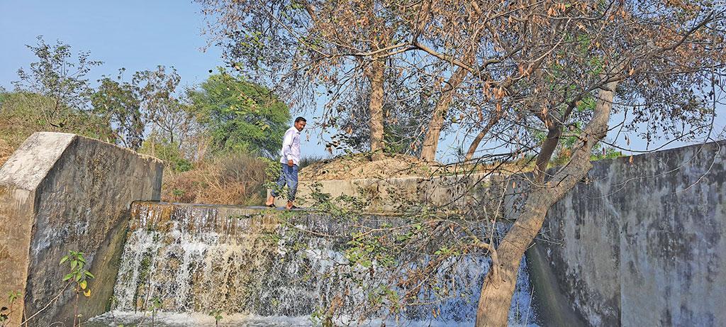 उत्तर प्रदेश के जिले जालौन के गांव हिम्मतपुरा में मनरेगा से बना चैक डेम। फोटो: भागीरथ उत्तर प्रदेश के जिले जालौन के गांव हिम्मतपुरा में मनरेगा से बना चैक डेम। फोटो: भागीरथ