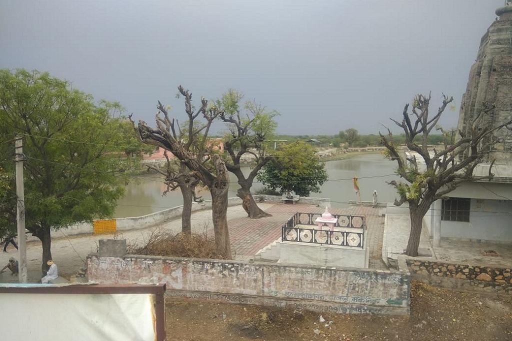 चकवाड़ा का वो तालाब जिसे लेकर झगड़ा हुआ था। फोटो: माधव शर्मा चकवाड़ा का वो तालाब जिसे लेकर झगड़ा हुआ था। फोटो: माधव शर्मा