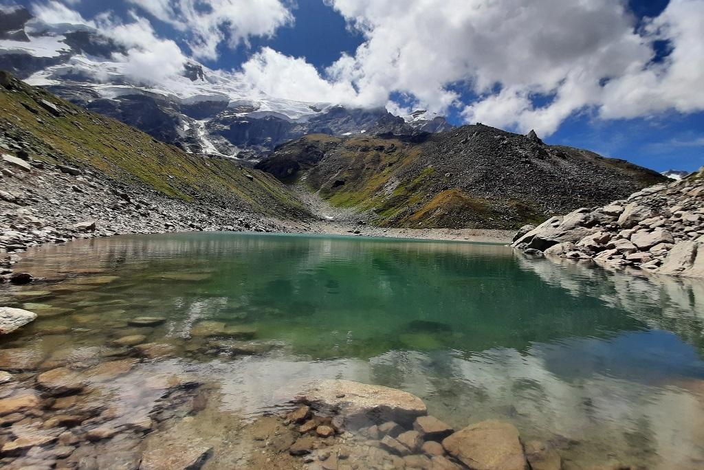 उत्तराखंड में 4600 मीटर की ऊंचाई पर स्थित सतोपंथ झील का दायरा पिछले बीस सालों में चार मीटर कम हुआ है। फोटो: मनमीत सिंह उत्तराखंड में 4600 मीटर की ऊंचाई पर स्थित सतोपंथ झील का दायरा पिछले बीस सालों में चार मीटर कम हुआ है। फोटो: मनमीत सिंह