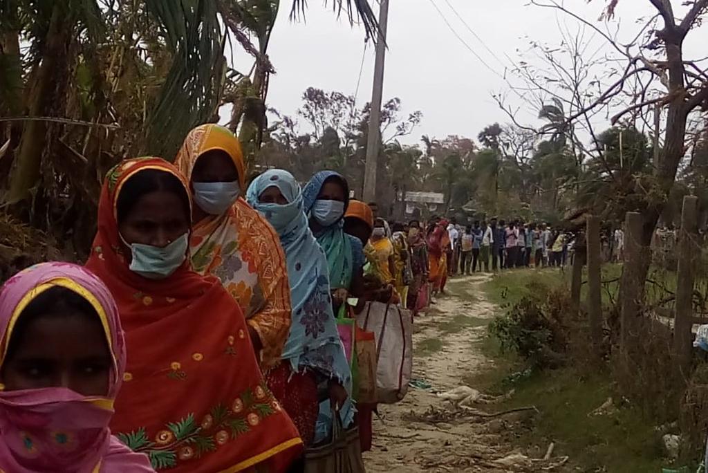 पश्चिम बंगाल के बाघबाजार में मदद के लिए अपनी बारी का इंतजार करते चक्रवात अम्फान से प्रभावित लोग; फोटो: रामकृष्ण मठ और रामकृष्ण मिशन, फ्लिकर पश्चिम बंगाल के बाघबाजार में मदद के लिए अपनी बारी का इंतजार करते चक्रवात अम्फान से प्रभावित लोग; फोटो: रामकृष्ण मठ और रामकृष्ण मिशन, फ्लिकर