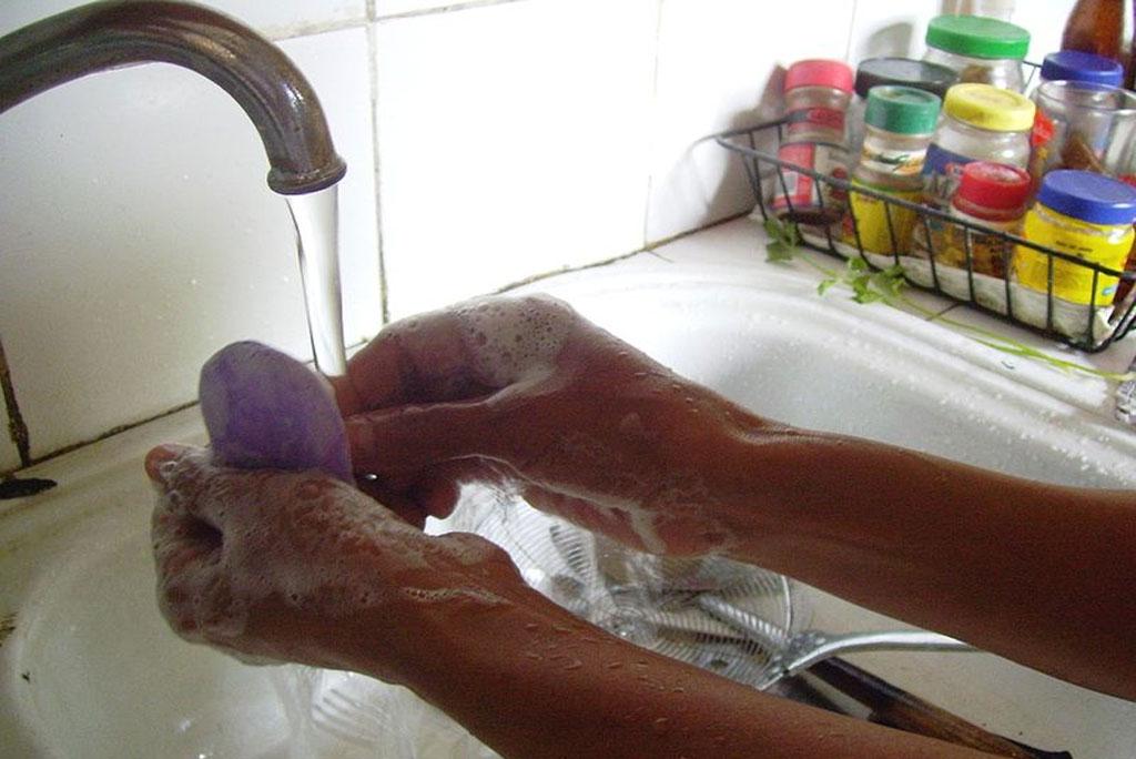 आपके वाशबेसिन में मौजूद बैक्टीरिया आपको बीमार कर सकते हैं: अध्ययन