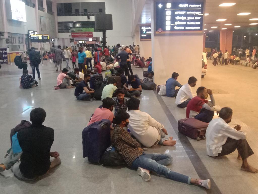 Photo : अहमदाबाद में रेलवे स्टेशन पर गाड़ी के इंतजार में प्रवासी Photo : अहमदाबाद में रेलवे स्टेशन पर गाड़ी के इंतजार में प्रवासी