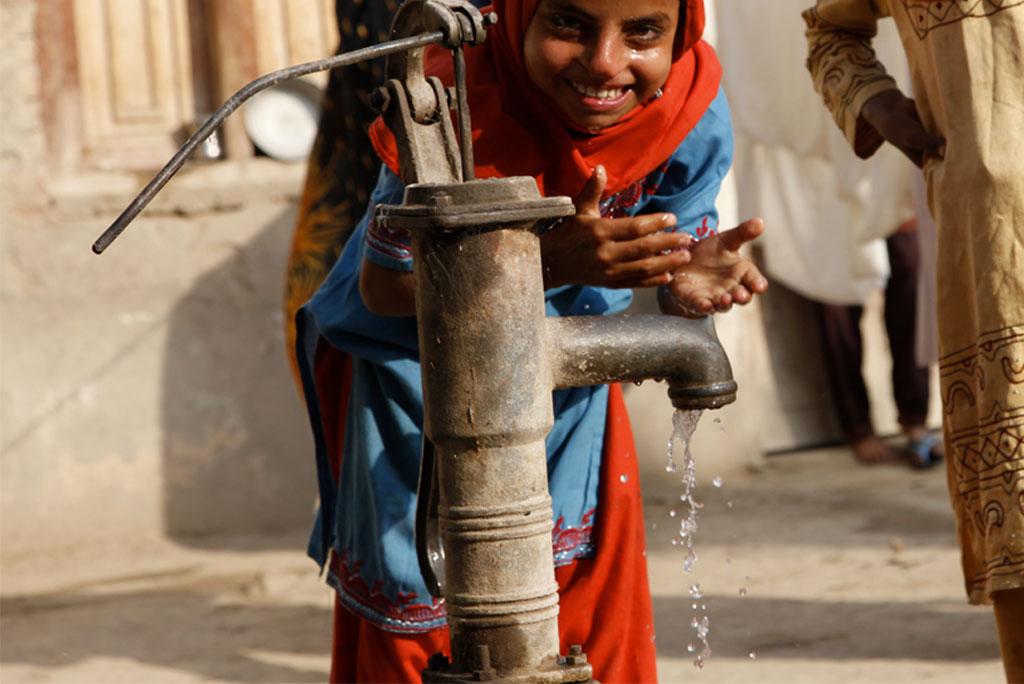 इंजीनियरों ने बनाया पीने के पानी से आर्सेनिक हटाने का कम लागत वाला उपकरण
इंजीनियरों ने बनाया पीने के पानी से आर्सेनिक हटाने का कम लागत वाला उपकरण