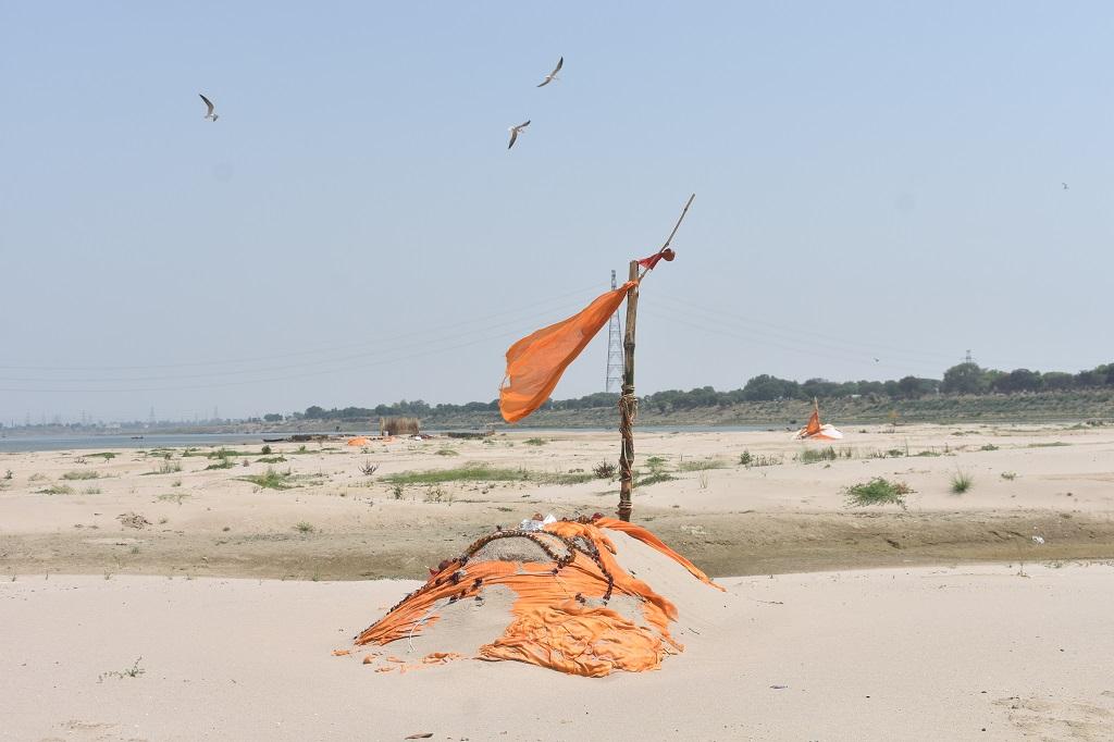 प्रयागराज से 10 किलोमीटर दूर बसे गांव बसवार के लोग कुछ दूरी पर बह रही यमुना के रेत में शवों को दफनाने की बढ़ती घटनाओं से चिंतित हैं। फोटो: गौरव गुलमोहर प्रयागराज से 10 किलोमीटर दूर बसे गांव बसवार के लोग कुछ दूरी पर बह रही यमुना के रेत में शवों को दफनाने की बढ़ती घटनाओं से चिंतित हैं। फोटो: गौरव गुलमोहर