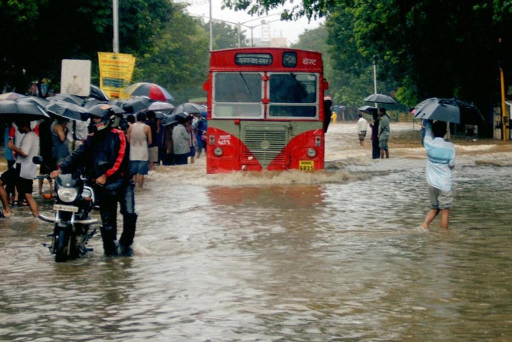 आज मुंबई सहित महाराष्ट्र के कई हिस्सों में दस्तक देगा मानसून, देश के कई राज्यों में होगी भारी बारिश आज मुंबई सहित महाराष्ट्र के कई हिस्सों में दस्तक देगा मानसून, देश के कई राज्यों में होगी भारी बारिश