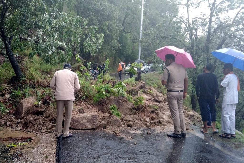 उत्तराखंड में 60 घंटे तक लगातार हुई बारिश के कारण भूस्खलन की सैकड़ों घटनाएं हुई। तस्वीर कोटद्वार-पौड़ी हाईवे की है। फोटो: त्रिलोचन भट्ट उत्तराखंड में 60 घंटे तक लगातार हुई बारिश के कारण भूस्खलन की सैकड़ों घटनाएं हुई। तस्वीर कोटद्वार-पौड़ी हाईवे की है। फोटो: त्रिलोचन भट्ट