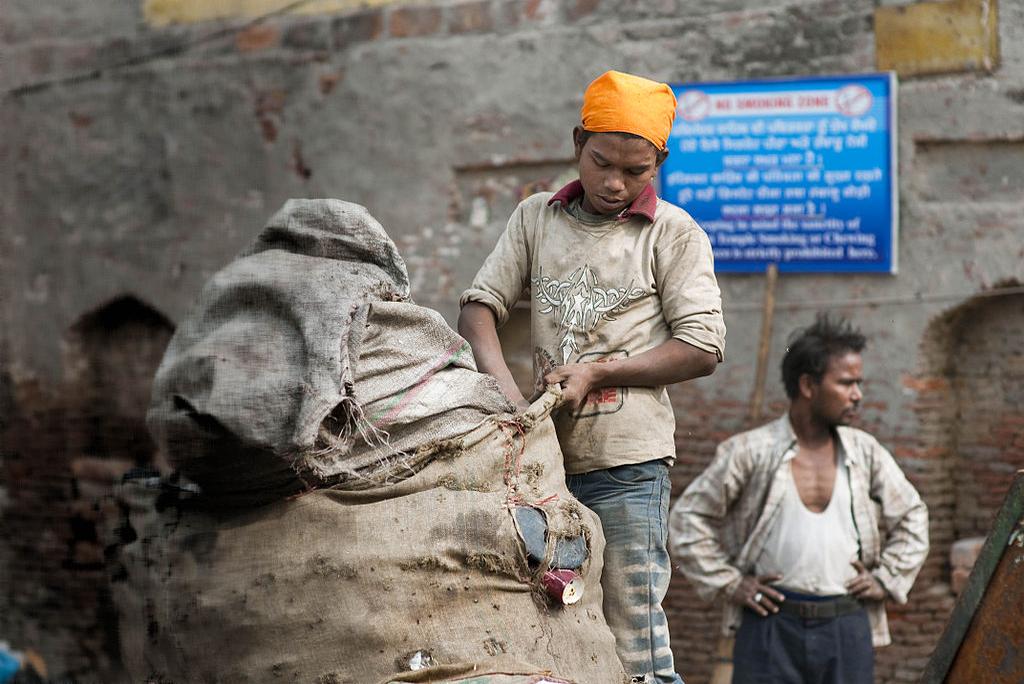 अपने सामान को संभालता एक कचरा बिनने वाला बच्चा, फोटो: विकिपीडिया अपने सामान को संभालता एक कचरा बिनने वाला बच्चा, फोटो: विकिपीडिया