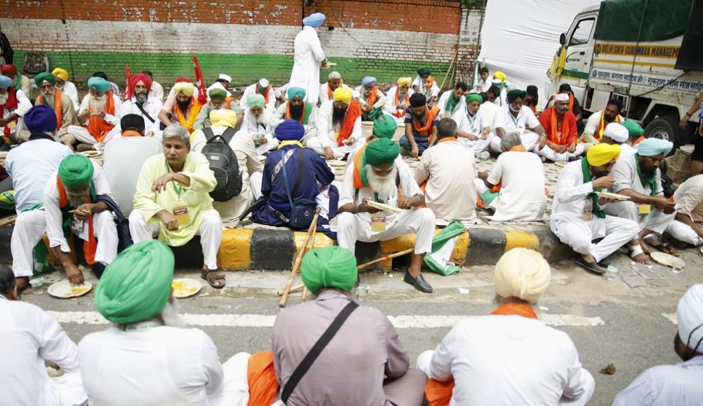 The farmers arranged for their own food. Here, groups of farmers eat lunch at Jantar Mantar. Photo by Vikas Choudhary / CSE