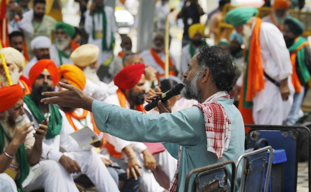 Head of Swaraj Abhiyaan, Yogendra Yadav, addresses the farmers. Other leaders like Rakesh Tikait were also present. Many Cabinet ministers visited the venue but did not address the farmers. Photo by Vikas Choudhary / CSE