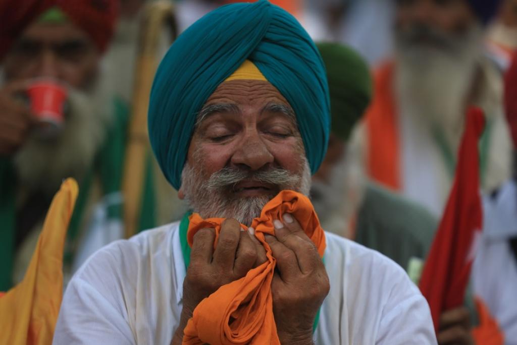 A farmer wipes the sweat from his face on what has been a humid day in Delhi. Photo by Adithyan PC / CSE