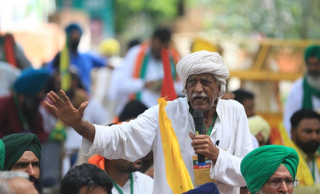The farmers are holding their own parallel Parliament, complete with a Speaker and Deputy Speaker. Speakers on the first day discussed how the farmers’ resolve had not been shaken despite eight months of being out in the winter cold, the summer heat and now the rains, in addition to the second wave of novel coronavirus disease (COVID-19). Here a speaker takes the floor. Photo by Adithyan PC / CSE The farmers are holding their own parallel Parliament, complete with a Speaker and Deputy Speaker. Speakers on the first day discussed how the farmers’ resolve had not been shaken despite eight months of being out in the winter cold, the summer heat and now the rains, in addition to the second wave of novel coronavirus disease (COVID-19). Here a speaker takes the floor. Photo by Adithyan PC / CSE