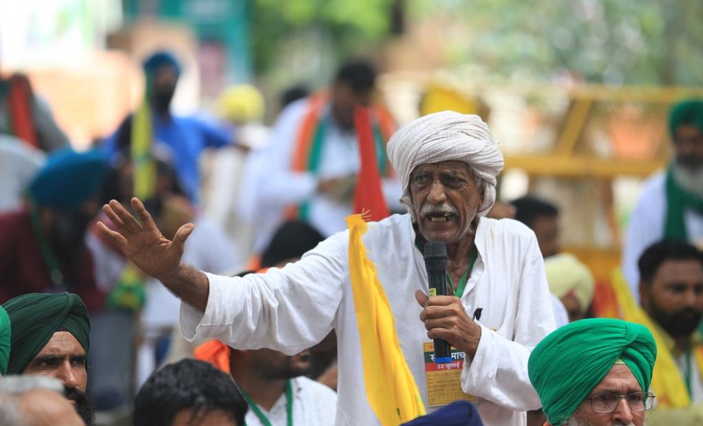 The farmers are holding their own parallel Parliament, complete with a Speaker and Deputy Speaker. Speakers on the first day discussed how the farmers’ resolve had not been shaken despite eight months of being out in the winter cold, the summer heat and now the rains, in addition to the second wave of novel coronavirus disease (COVID-19). Here a speaker takes the floor. Photo by Adithyan PC / CSE