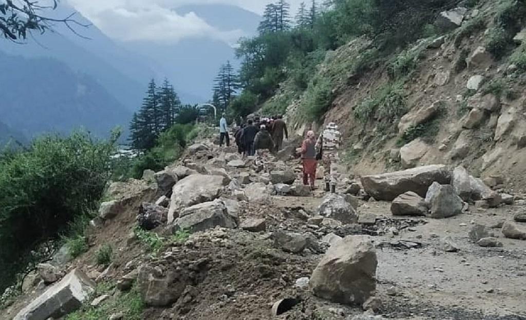 हिमाचल प्रदेश के किन्नौर जिले में 25 जुलाई को पहाड़ी दरकने के बाद सड़क पर पहाड़ी से गिरे हुए पत्थर। फोटो: रोहित पराशर हिमाचल प्रदेश के किन्नौर जिले में 25 जुलाई को पहाड़ी दरकने के बाद सड़क पर पहाड़ी से गिरे हुए पत्थर। फोटो: रोहित पराशर