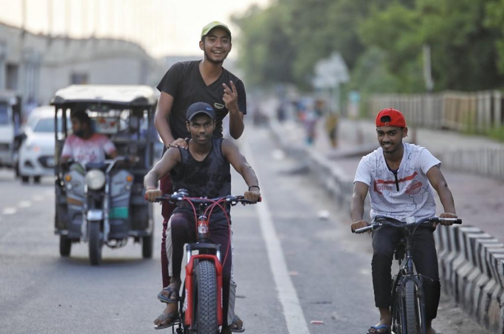 A third wave of COVID-19 in India could come as soon as the end of August. Here, three boys ride bicycles with their faces completely uncovered. Photo: Vikas Choudhary / CSE