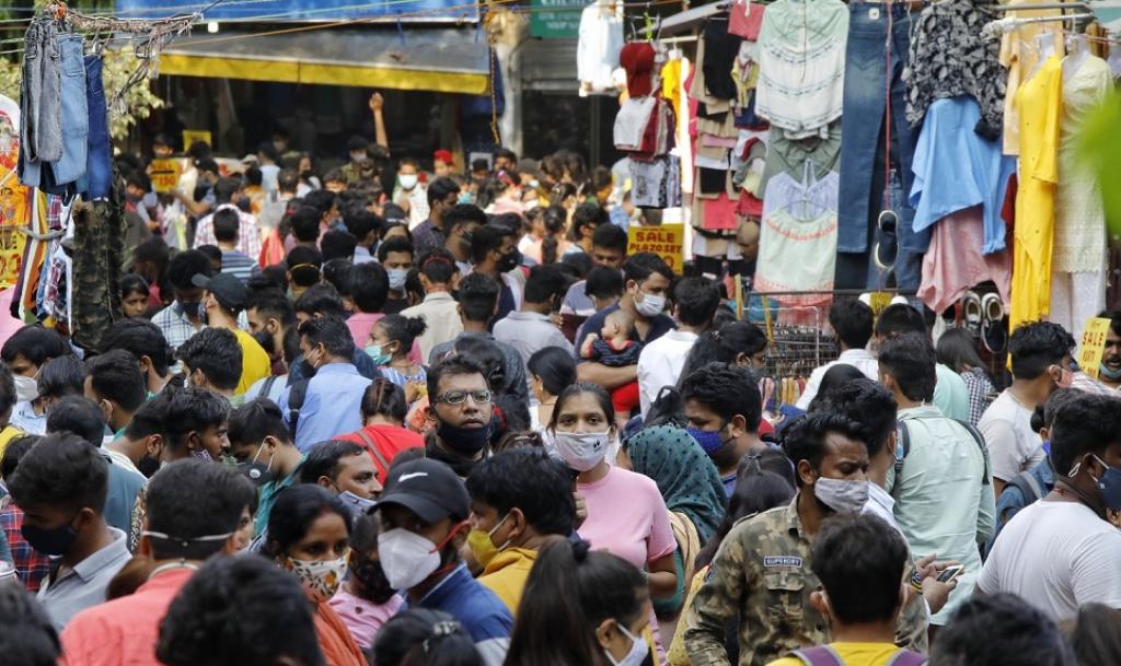 Delhi and the larger National Capital Region of India has opened up after bearing the brunt of the second wave of the novel coronavirus disease (COVID-19). On April 20, 2021, Delhi had reported 28,395 cases, the highest in the city since the beginning of the pandemic. But its citizens seem to have dropped their guard. Here, shoppers throng the busy Sarojini Nagar market, social distancing be damned. Photo: Vikas Choudhary / CSE