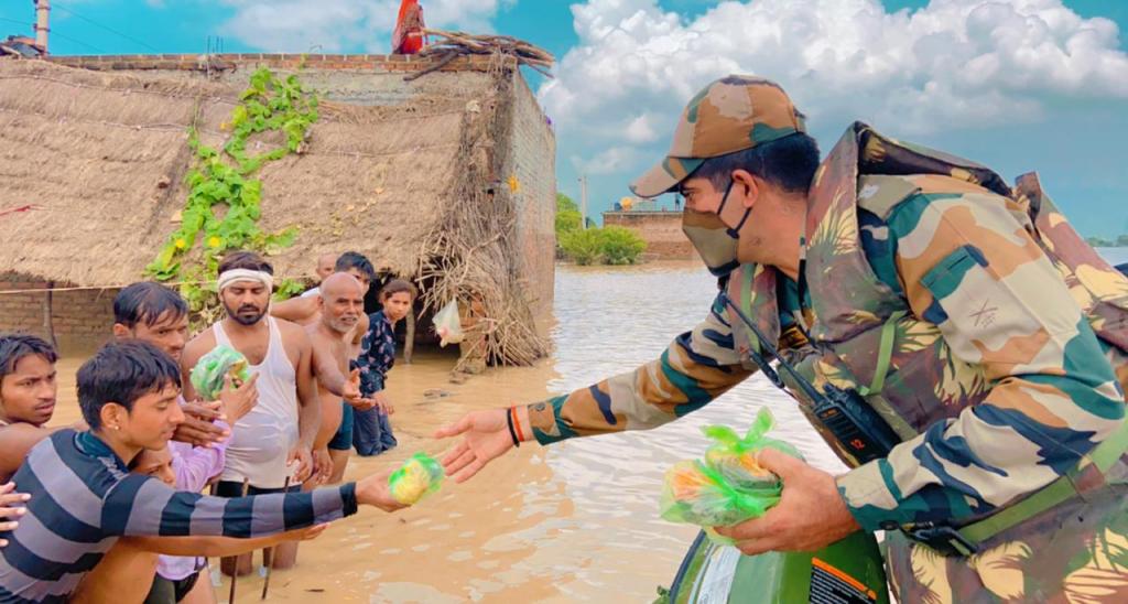 उत्तर प्रदेश के जालौन में बाढ़ पीड़ितों को राहत सामग्री देते सेना के जवान। फोटो: twitter/@NorthernComd_IA उत्तर प्रदेश के जालौन में बाढ़ पीड़ितों को राहत सामग्री देते सेना के जवान। फोटो: twitter/@NorthernComd_IA
