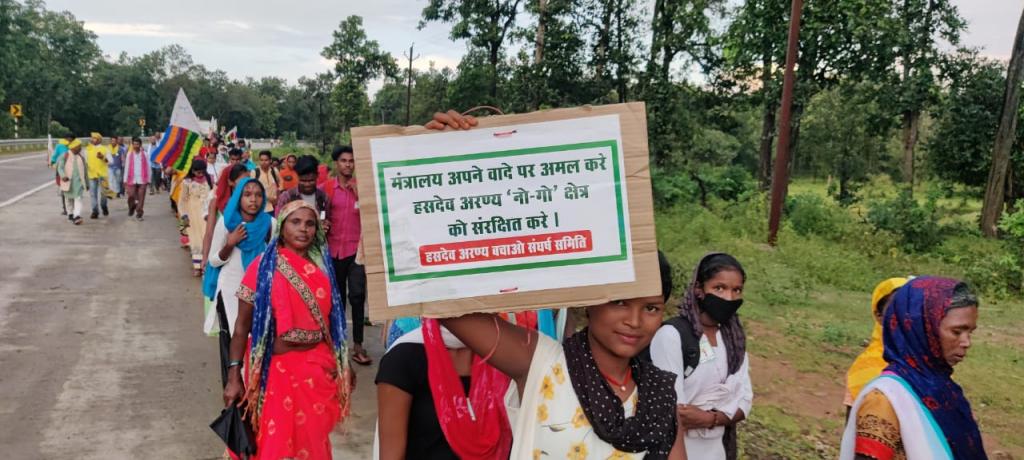 4 अक्टूबर 2021 से आदिवासियों ने 300 किलोमीटर का सफर पैदल शुरू किया। फोटो: अवधेश मलिक 4 अक्टूबर 2021 से आदिवासियों ने 300 किलोमीटर का सफर पैदल शुरू किया। फोटो: अवधेश मलिक