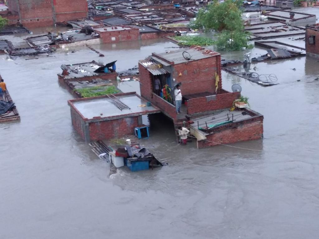 उत्तराखंड में भारी बारिश का कहर जारी है। फोटो: twitter@satyaprad1 उत्तराखंड में भारी बारिश का कहर जारी है। फोटो: twitter@satyaprad1