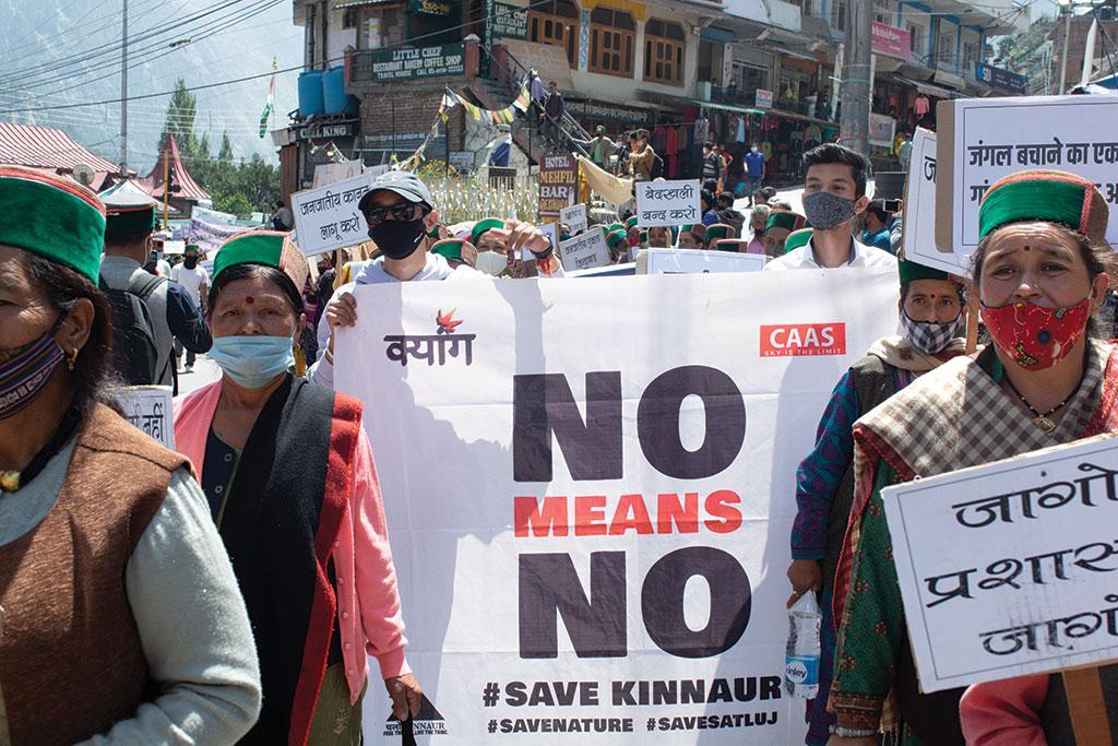हाइड्रो पावर प्रोजेक्ट्स के खिलाफ युवाओं के आह्वान पर रैली निकालते हिमाचल के लोग। हाइड्रो पावर प्रोजेक्ट्स के खिलाफ युवाओं के आह्वान पर रैली निकालते हिमाचल के लोग।