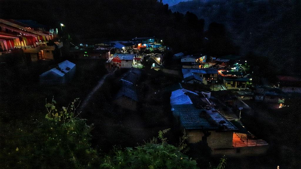 सौर ऊर्जा से जगमग उत्तराखंड स्थित टिहरी का गांव कफुलता। फोटो: वर्षा सिंह सौर ऊर्जा से जगमग उत्तराखंड स्थित टिहरी का गांव कफुलता। फोटो: वर्षा सिंह