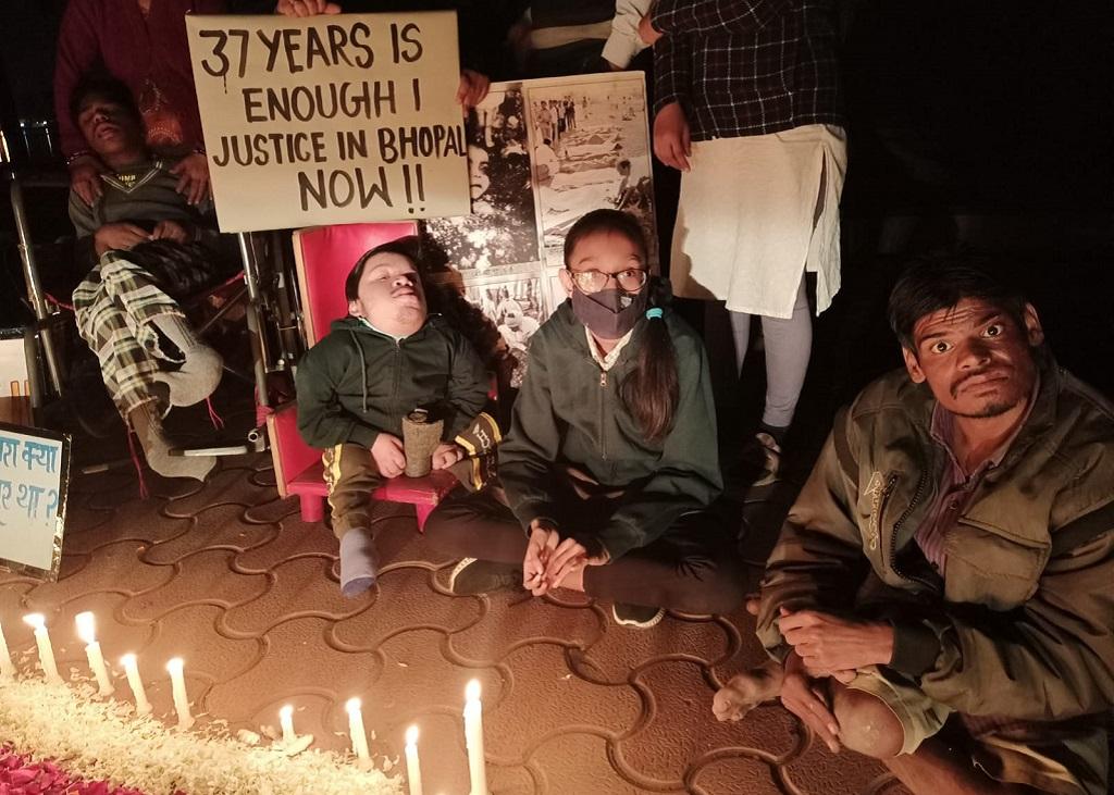 भोपाल गैस हादसे की 37वीं बरसी पर मृतकों को श्रद्धांजलि दी गई। फोटो: राकेश कुमार मालवीय भोपाल गैस हादसे की 37वीं बरसी पर मृतकों को श्रद्धांजलि दी गई। फोटो: राकेश कुमार मालवीय
