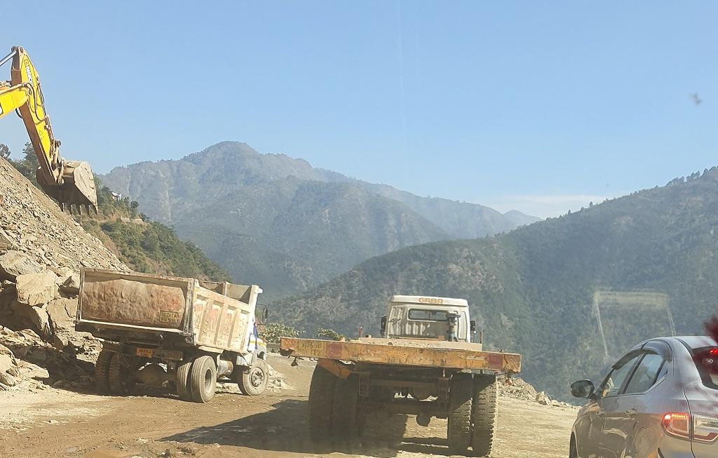 सितंबर-अक्टूबर में हुई भारी बारिश के कारण चार धाम मार्ग पर मलबा जमा हो गया। नवंबर में इस मलबे को हटाने का काम चल रहा है। फोटो: राजू सजवान सितंबर-अक्टूबर में हुई भारी बारिश के कारण चार धाम मार्ग पर मलबा जमा हो गया। नवंबर में इस मलबे को हटाने का काम चल रहा है। फोटो: राजू सजवान