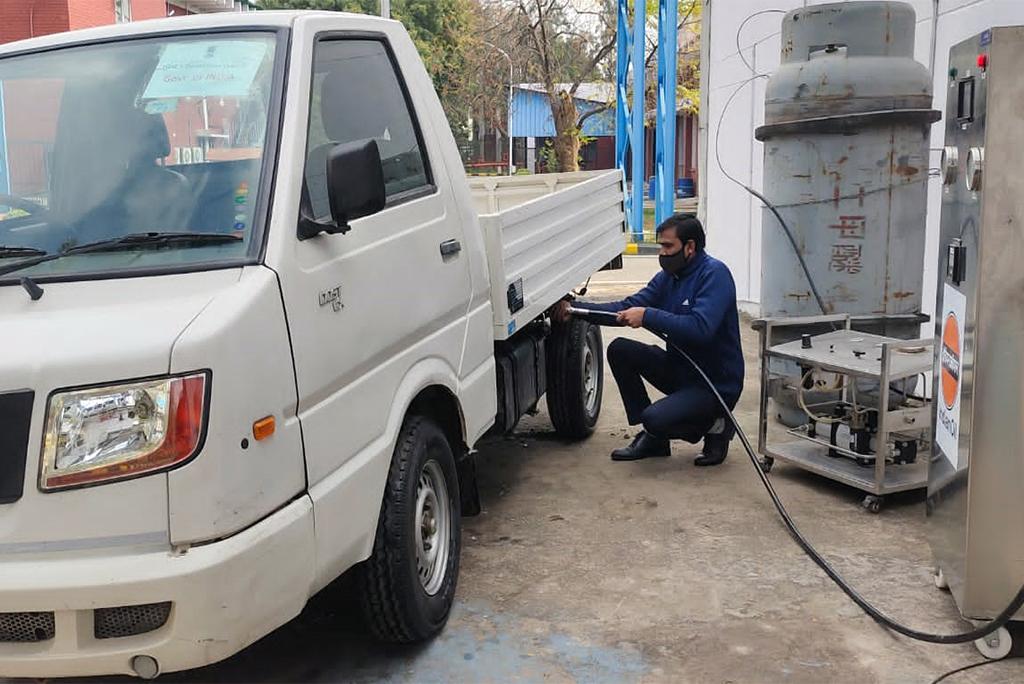 इंडियन आयल कॉर्पोरेशन में पोर्टेबल डिस्पेंसिंग सिस्टम की मदद से 'दोस्त' वाहन में भरा जा रहा डाइमिथाइल ईथर (डीएमई) ईंधन; फोटो आईआईटी, दिल्ली इंडियन आयल कॉर्पोरेशन में पोर्टेबल डिस्पेंसिंग सिस्टम की मदद से 'दोस्त' वाहन में भरा जा रहा डाइमिथाइल ईथर (डीएमई) ईंधन; फोटो आईआईटी, दिल्ली