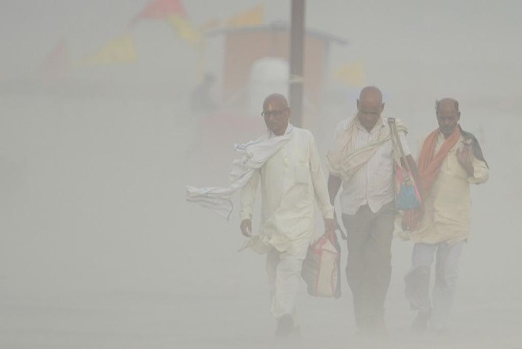भारत में धूल भरी आंधी का सामना करते लोग; फोटो: मिडिल ईस्ट इंस्टिट्यूट भारत में धूल भरी आंधी का सामना करते लोग; फोटो: मिडिल ईस्ट इंस्टिट्यूट