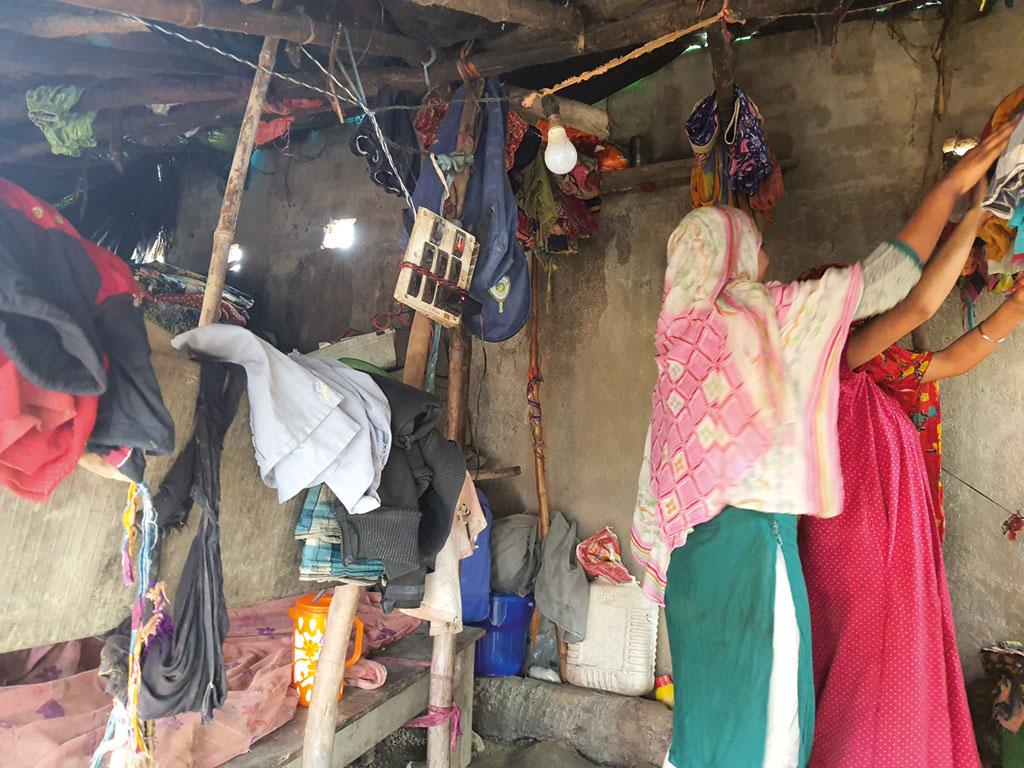 पश्चिम बंगाल के सुंदरवन क्षेत्र नेपिछले एक दशक में पांच गंभीर चक्रवात देखें हैं। तबाही और भूख से बचने के लिए छटपटा रहे लोग तस्करों के आसान शिकार हैं (फोटो: तरण देओल) पश्चिम बंगाल के सुंदरवन क्षेत्र नेपिछले एक दशक में पांच गंभीर चक्रवात देखें हैं। तबाही और भूख से बचने के लिए छटपटा रहे लोग तस्करों के आसान शिकार हैं (फोटो: तरण देओल)
