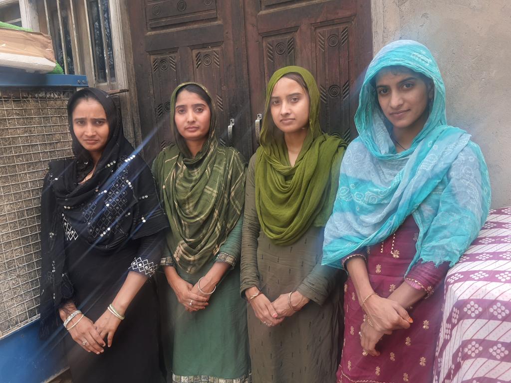 मेवात (नूंह) जिले के गांव खेड़ला की चार बहनों में से दो बहनें पंचायत चुनाव में भाग्य आजमा रही हैं। फोटो: राजू सजवान मेवात (नूंह) जिले के गांव खेड़ला की चार बहनों में से दो बहनें पंचायत चुनाव में भाग्य आजमा रही हैं। फोटो: राजू सजवान