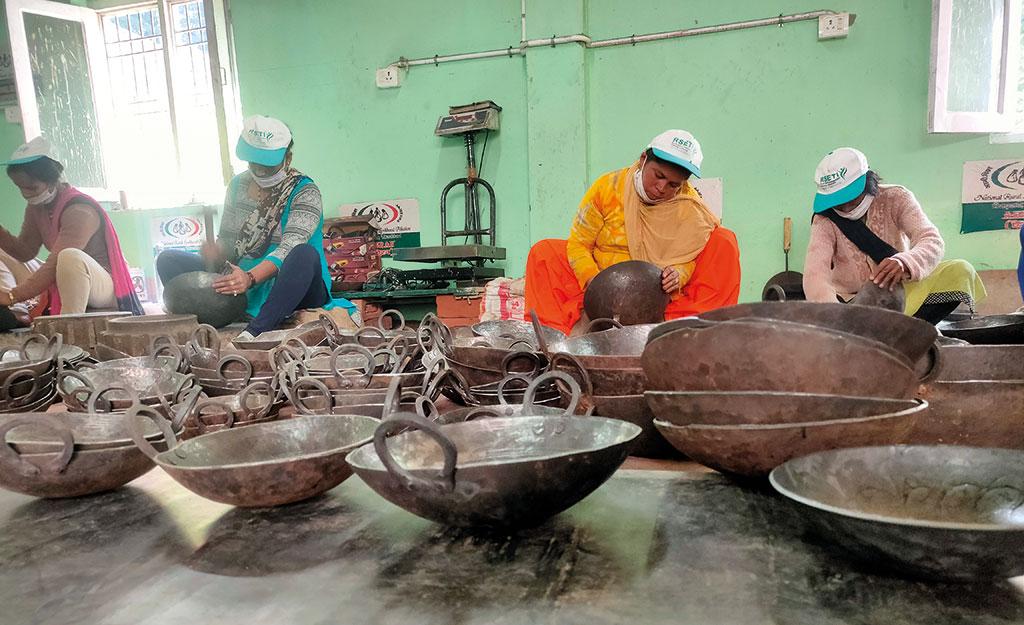 Hammer and tongs: These women in Uttarakhand's Lohaghat forge and make their own iron products - Vimarsana News