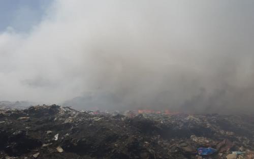 24 दिन से जल रहा है कचरा, लॉकडाउन में भी प्रदूषण झेल रहे हैं लोग