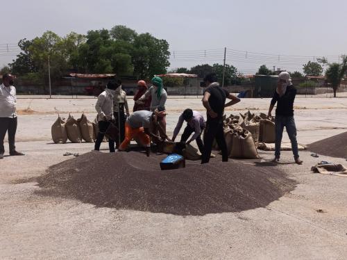 सरकारी व्‍यवस्‍था के आगे बेबस किसान