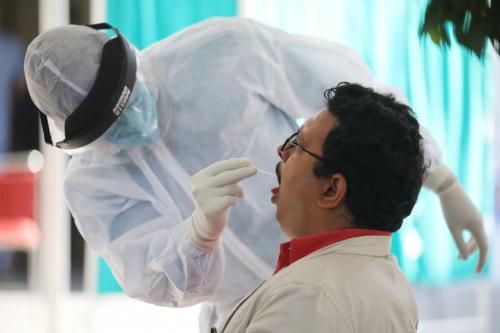 कोरोना अपडेट: नए मामलों की संख्या में दर्ज की गई कमी, इसके बावजूद 24 घंटों में सामने आए 323,144 नए मरीज