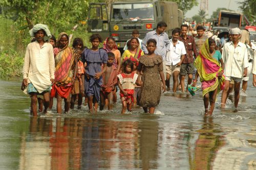 बाढ़ और सूखा जैसी आपदाओं के चलते भारत सहित दुनिया में बढ़ रही हैं हिंसक घटनाएं बाढ़ और सूखा जैसी आपदाओं के चलते भारत सहित दुनिया में बढ़ रही हैं हिंसक घटनाएं