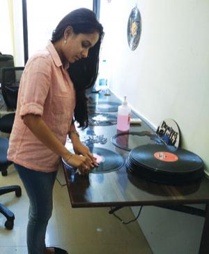 Amishi Shah, founder of Mumbaibased
The UpCycle Co, breaks down
a vinyl record to make an aesthetic
product from it (COURTESY: THE UPCYCLE CO)